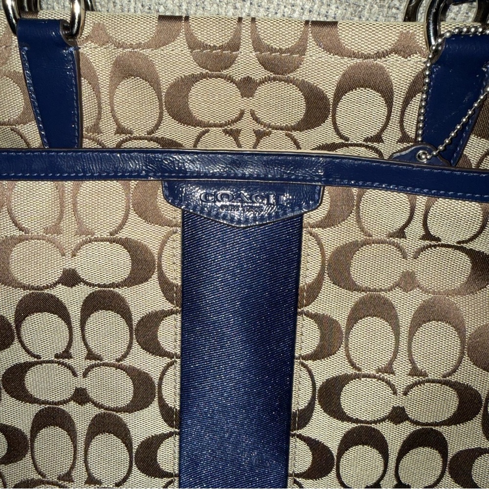 COACH Signature tan and navy blue medium tote with patent leather navy wristlet - Picture 15 of 16